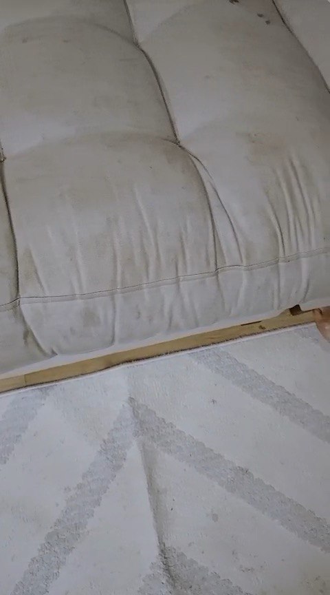 قبل غسيل الكنب في حي النخيل