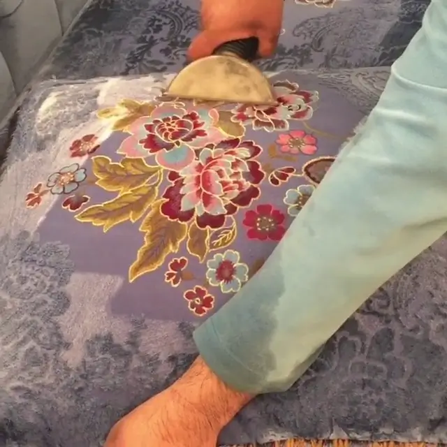 لا تقلق من البقع الصعبة بعد اليوم! شركة تنظيف كنب بالدمام تستخدم تقنيات متطورة تزيل بقع القهوة والحبر والزيوت بدون التأثير على لون القماش.