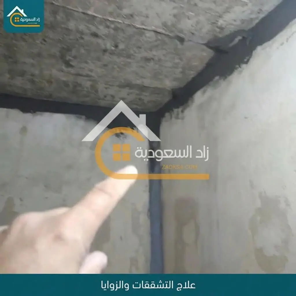 بعد علاج التشققات والزوايا في الخزان قبل تطبيق العزل النهائي